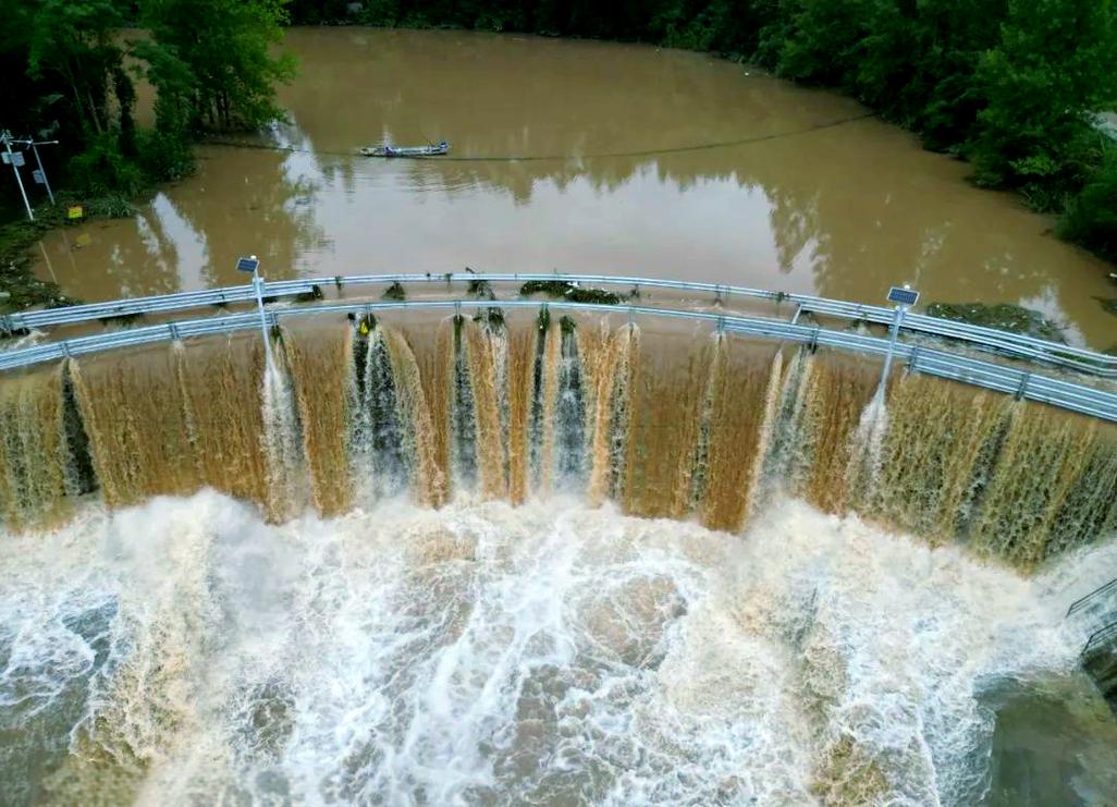 新澳门精准免费大全和长沙暴雨楼梯变瀑布与长沙暴雨楼梯变瀑布事件